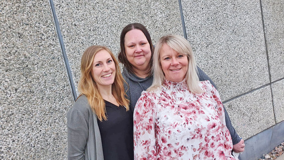 Tre glada kvinnor från teamet råd och service