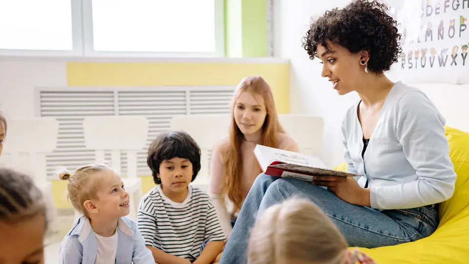 Lärarinna läser högt för barn i klassrum