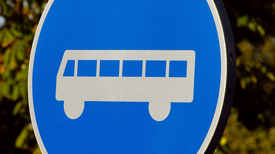 Parkeringsskylt med bussymbol