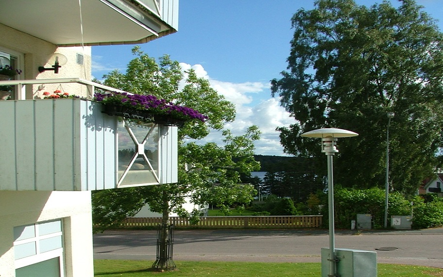 Klockargårdsgatan 2 i Mullsjö, boende mitt i centrum med närhet till mataffär, kollektivtrafik och natur.