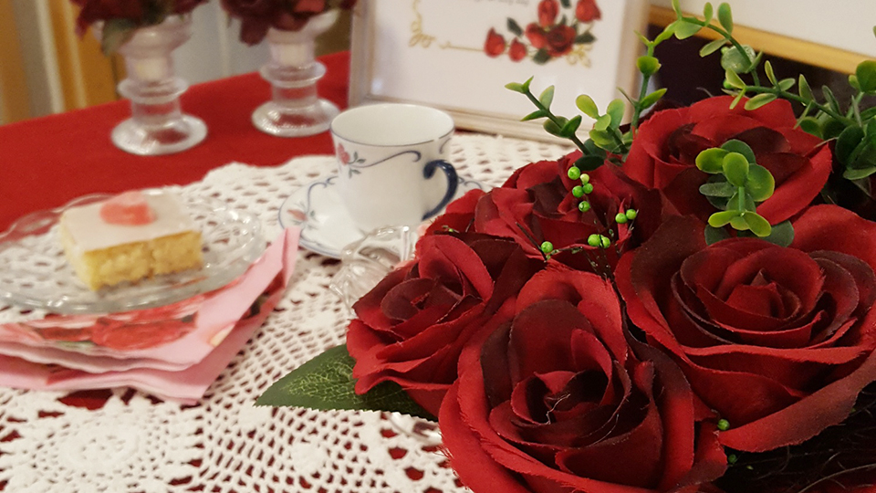 Alla hjärtans dag fika med rosor på bordet