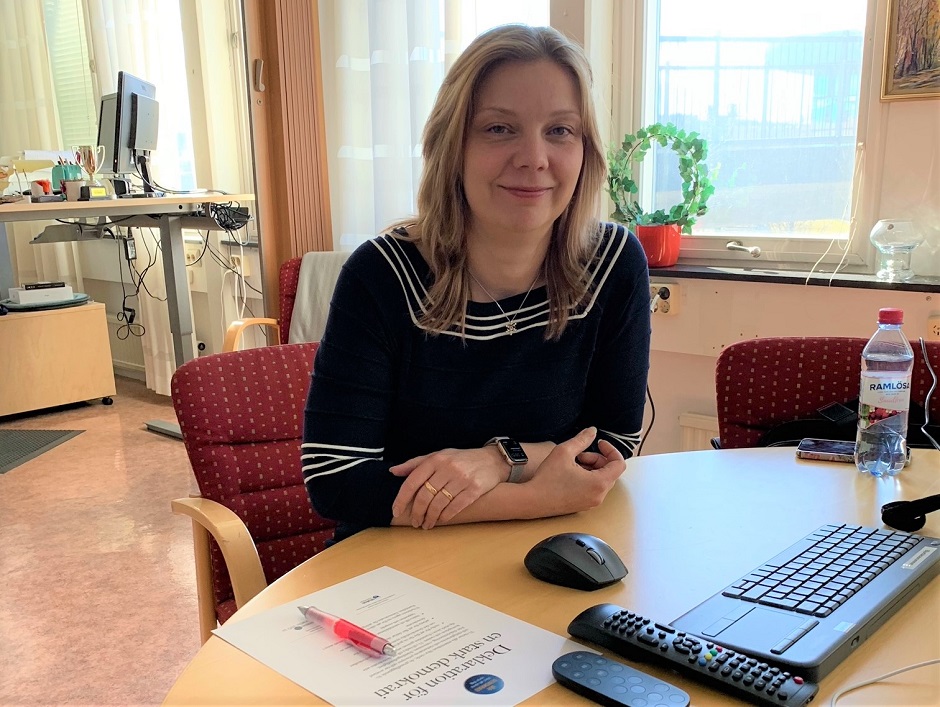 Kommunalrådet Linda Danielsson skriver på demokratideklaration