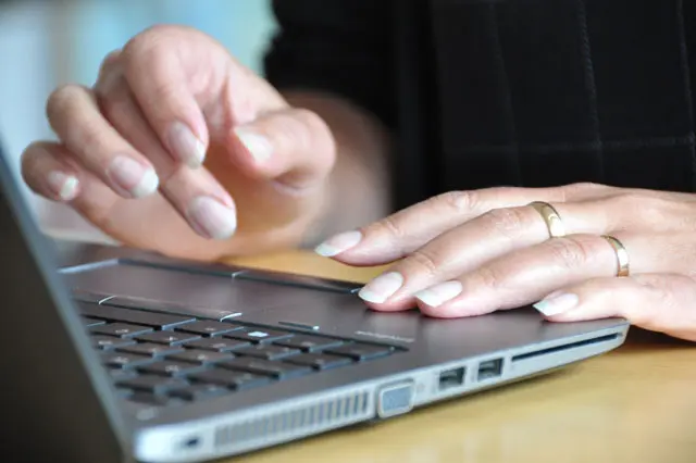 Händer som skriver på laptop