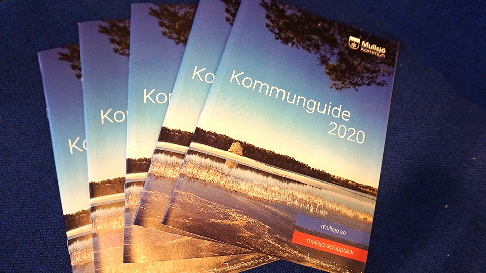 Broschyren Kommunguide 2020, med bild på istäckt Mullsjö