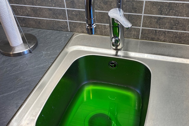 Grönt vatten i diskbalja