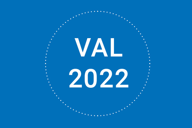 Blå platta med vit cirkel med text: Val 2022