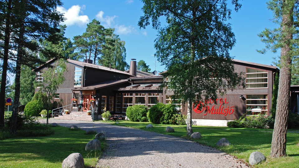 Hotell Mullsjö i grönskande omgivning