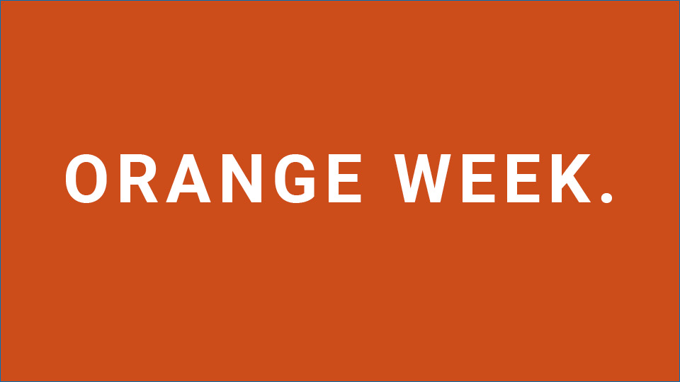 Orange bakgrund med vit text Orange week
