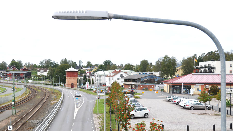Närbild på gatubelysning utmed Järnvägsgatan i Mullsjö