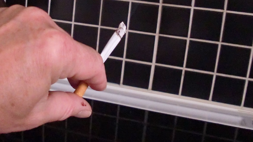 En hand med en cigarett