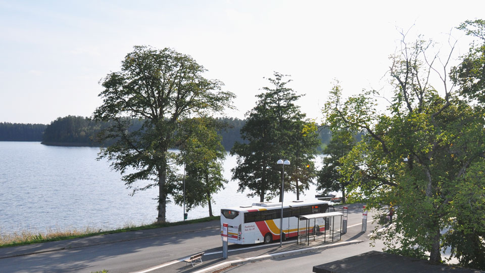 Länstrafikens buss fotad uppifrån med Mullsjön i bakgrunden.