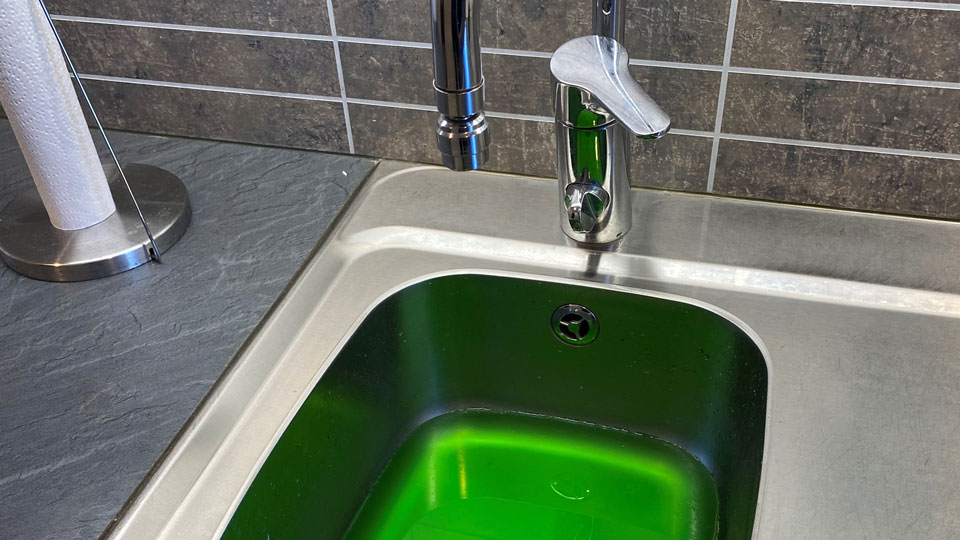 Grönt vatten i diskho