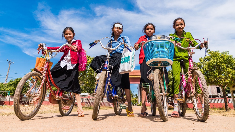 Flickor från Kambodja med varsin cykel 