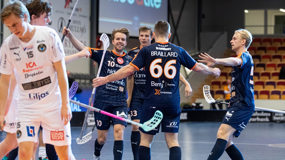Bild på glada innebandyspelare från Mullsjö AIS som höjer sina bandyklubbor och samlas i grupp. Spelare från motståndarlaget ser besviken ut.