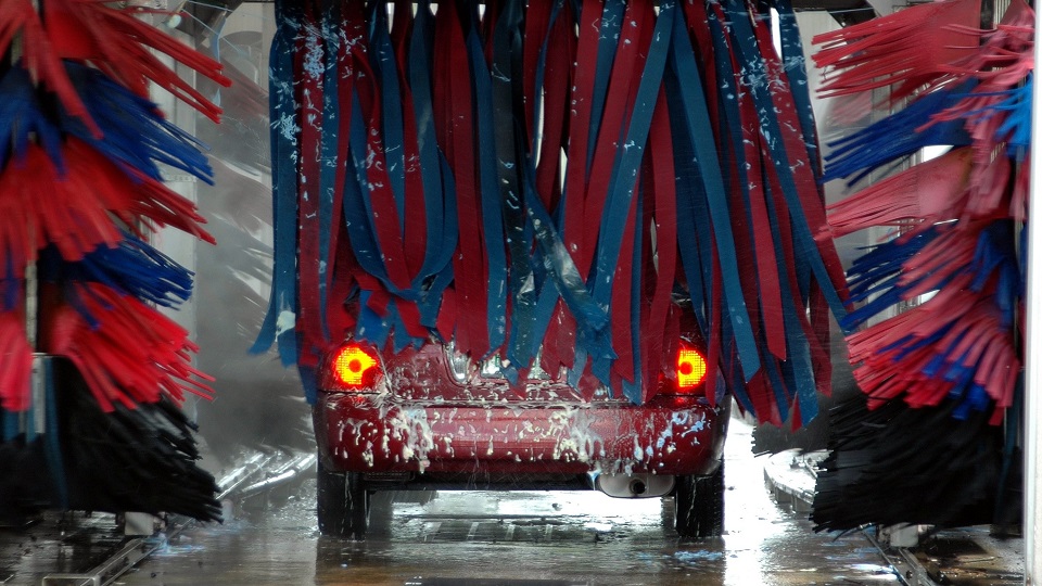 Bil som tvättas i biltvätt
