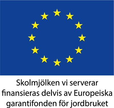 Logotype från EU med blå platta och 12 stjärnor. Budskap: skolmaten vi serverar finansieras delvis av Europeiska garantifonden för jordbruket.