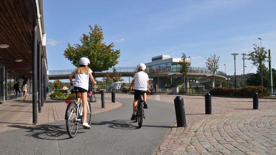Barn som cyklar i Mullsjö centrum