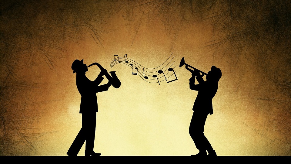 Två silhuetter spelar saxofon och trumpet