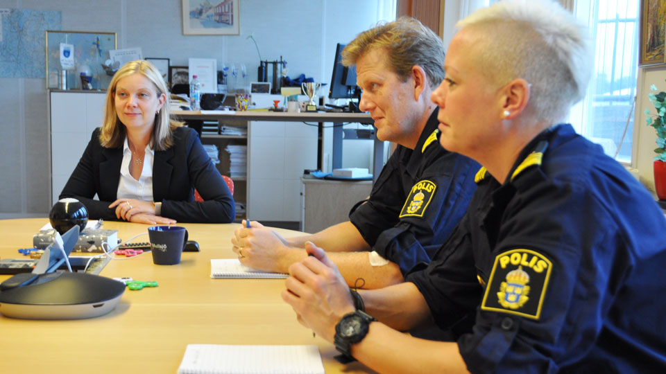 Två poliser runt ett mötesbord tillsammans med kommunstyrelsens ordförande Linda Danielsson. 