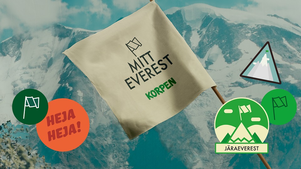 I bakgrunden en illustration av Mount Everest. Mitt på bilden finns en vit flagga med texten Mitt Everest Korpen.