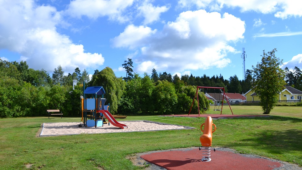 Bild på lekplats med gungställning och rutschkana.