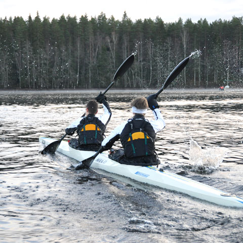 Två personer paddlar kanot