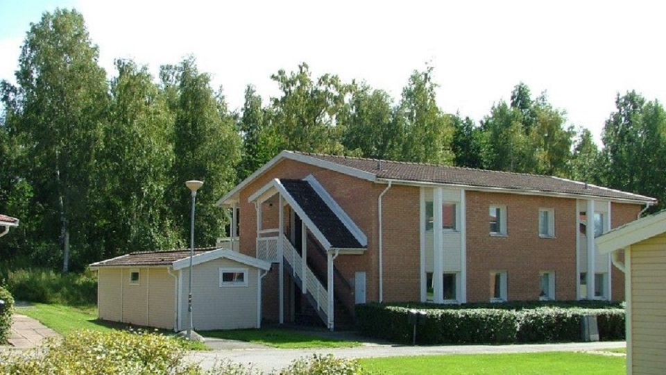 Bild över solig fastighet på Grindgatan i Mullsjö