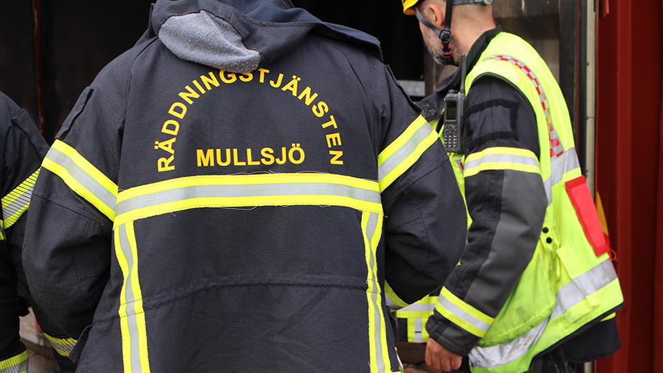 Brandmän med jacka där texten säger Mullsjö räddningstjänst