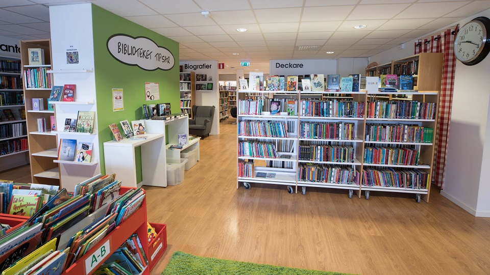 Bibliotekets lokal med hyllor fyllda av böcker
