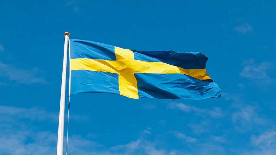 Sveriges flagga mot blå himmel
