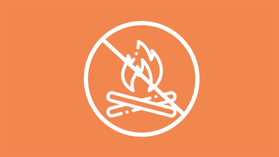 Eldningsförbud, symbol med eld överstruket och orange platta bakom.