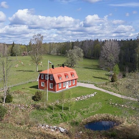 Rött hus på landet