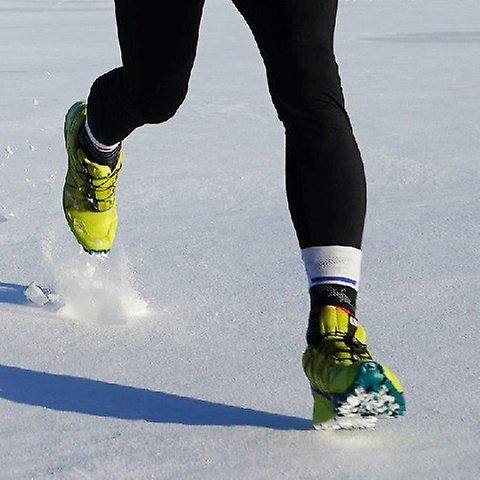 En person springer i snö