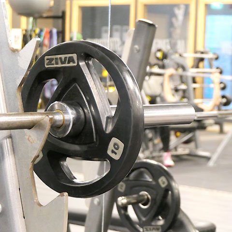 Närbild på vikter i ett gym