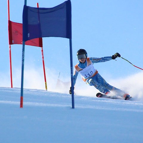 Slalomåkare i full fart ner för backen