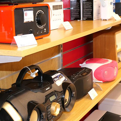 Stereoapparater på rad i en butik
