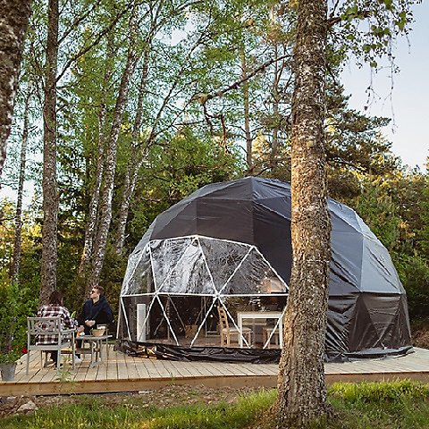 Ett stort globeformat tält ute i skogen