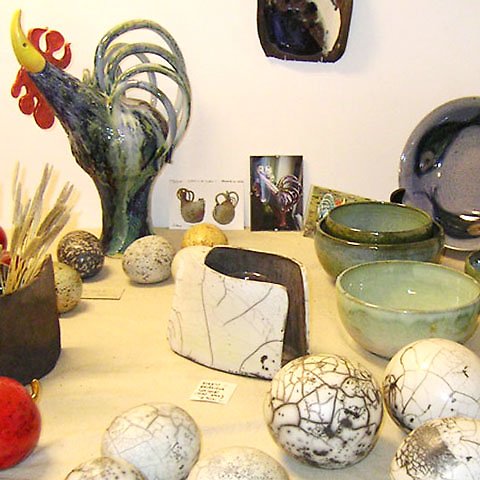 Keramikkonst på ett bord